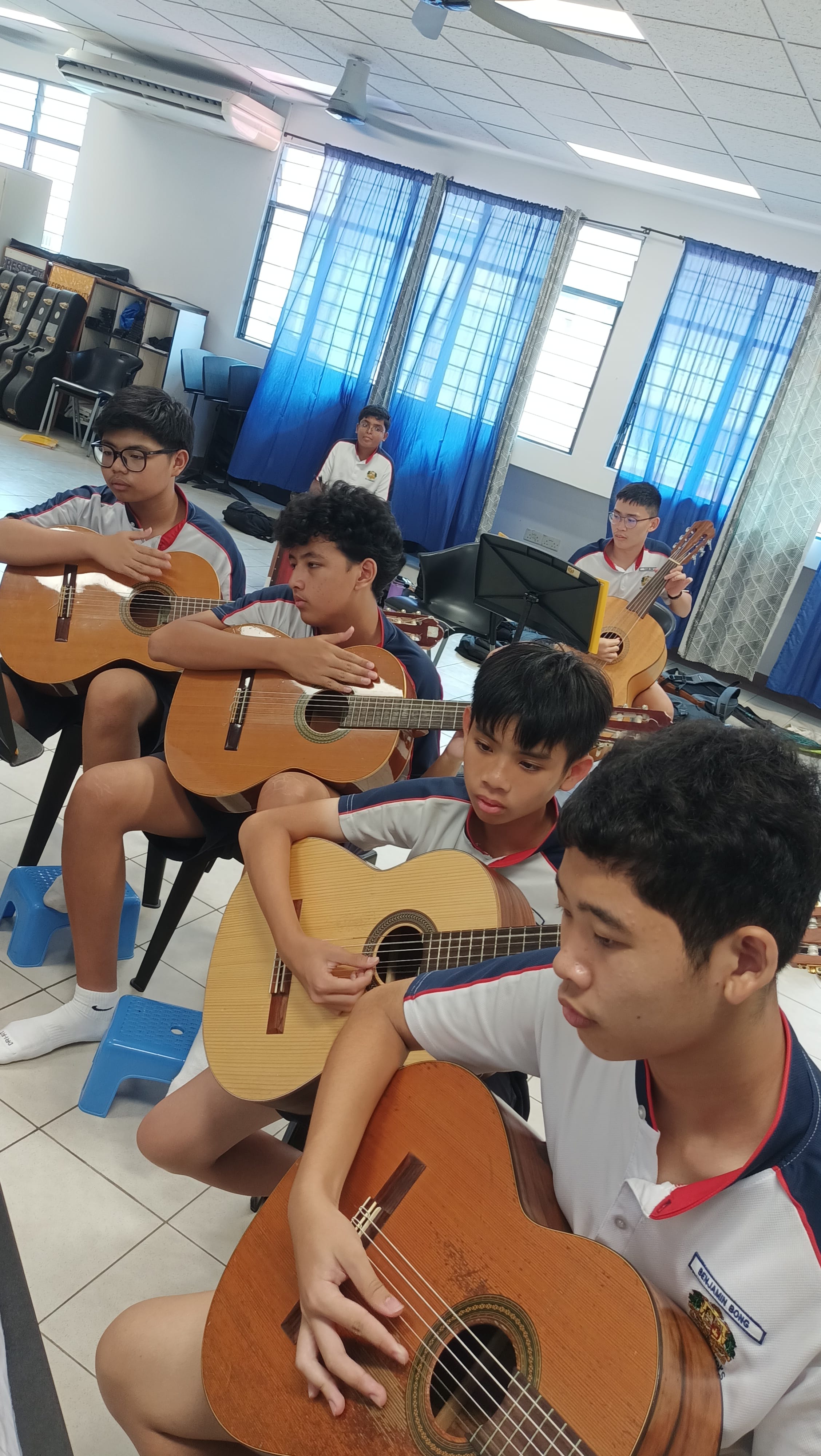 Blending percussive beats with rhythmic strumming